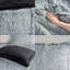 Édredon gris simple / simple TG avec fourrure à poils longs élégante, chaud, inclus et 1 taie décorative, transformant votre espace de sommeil