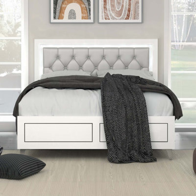 Grand lit gris et blanc avec tête de lit matelassée à DEL