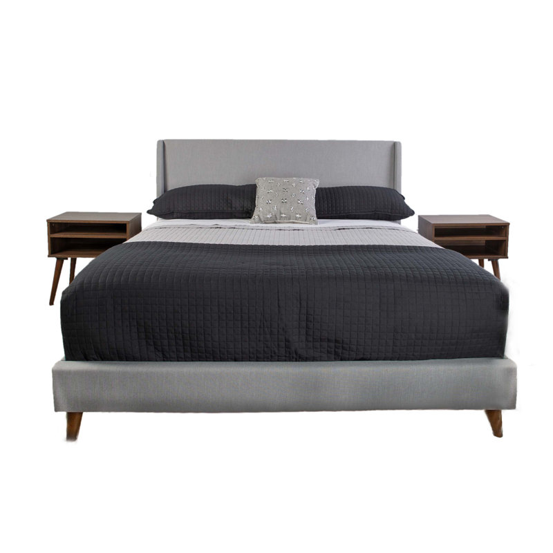 Grand lit tapissier luxueux accompagné de 2 tables de chevet spacieuses pour une chambre à coucher confortable et fonctionnelle