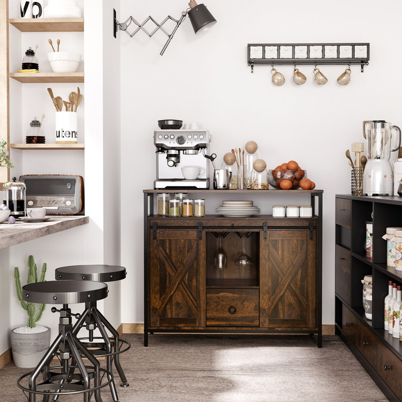 Buffet industriel, armoire de cuisine avec portes de grange coulissantes, armoire à café avec porte-verres à pied, tiroir et tablettes réglables, brun rustique