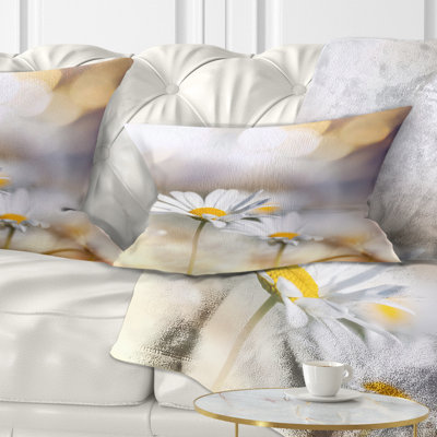 Coussin lombaire en fond floral chamomiles