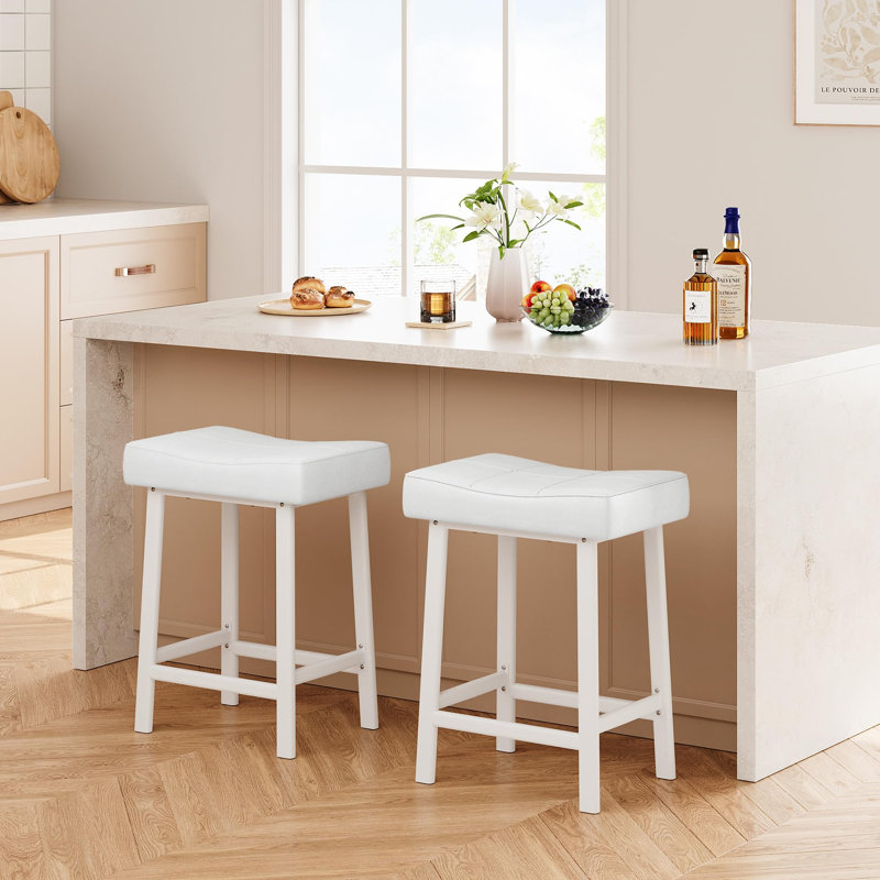 Ensemble de 2 tabourets de bar ergonomiques à hauteur de comptoir de 24 po avec siège incurvé en cuir de polyuréthane, structure en métal, repose-pieds intégré, supporte 240 lb