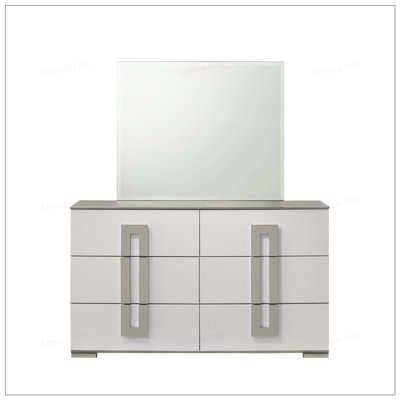 Miroir de style contemporain Olivia avec cadre minimaliste et finition semi-lustrée, rehaussant la lumière et l'espace dans les pièces modernes