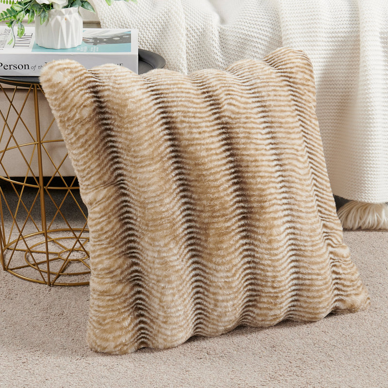 Housse de coussin rayée en fausse fourrure, Brun
