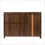 Buffet moderne avec 2 portes coulissantes en verre rayé, armoire de rangement autoportante pour les bouteilles et le vin