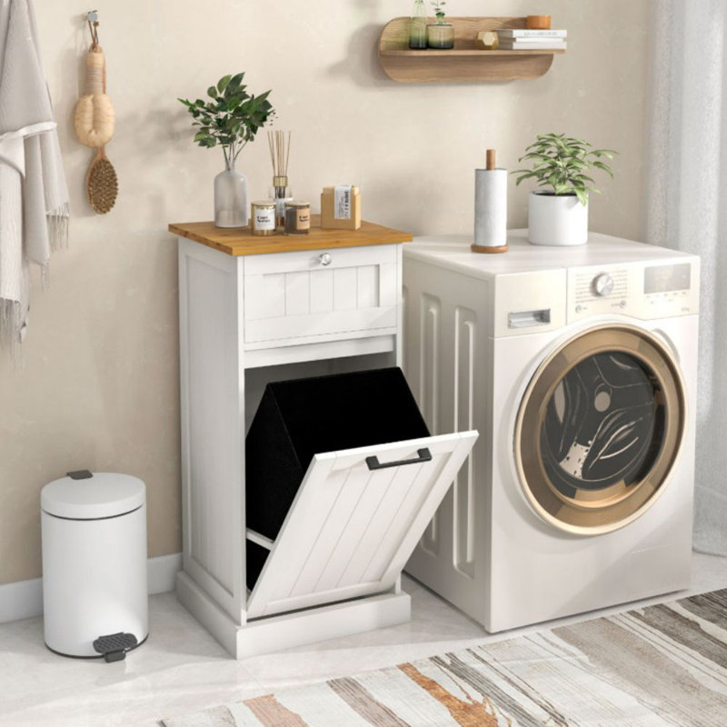 Armoire à linge en bois avec poignées