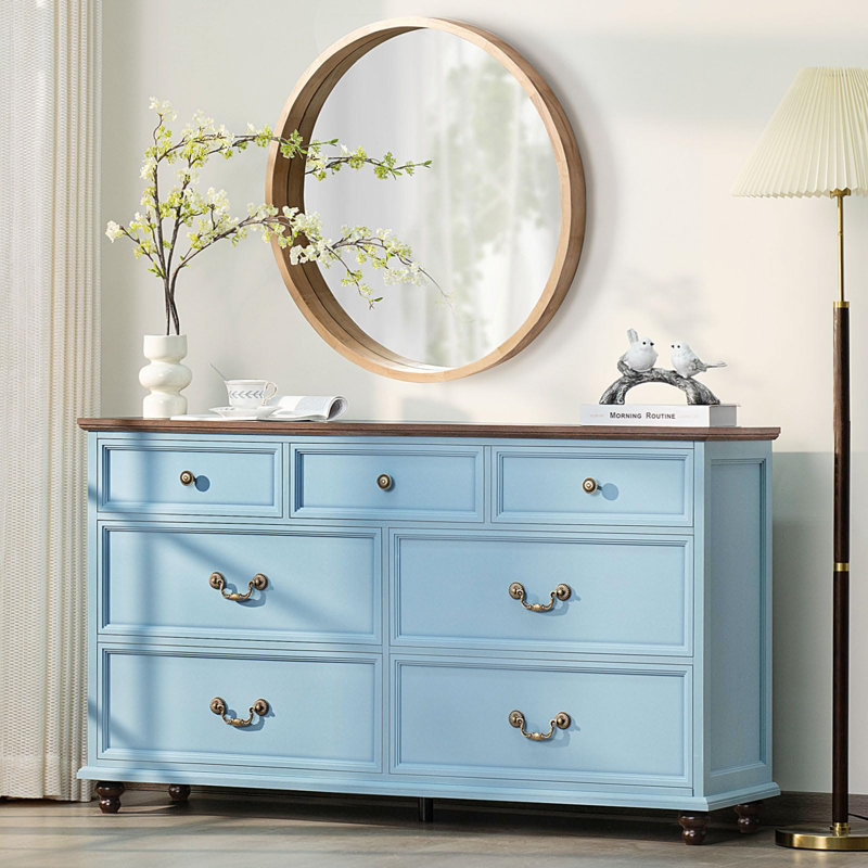 Commode de style champêtre de 137 cm (54 pouces) à 7 tiroirs avec pattes en bois massif, façades de tiroirs géométriques et poignées couleur laiton antique
