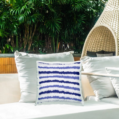 Coussin d'extérieur à motif asymétrique à rayures bleues Aralma