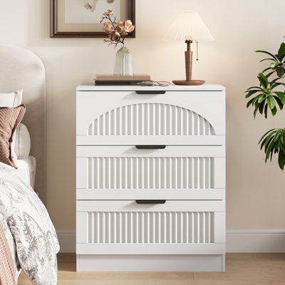 Table de chevet cannelée à 3 tiroirs de 60 cm de large avec poignées en métal, table de chevet en bois avec façades arquées pour chambre à coucher