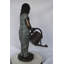 Statue de fille jardinage en bronze - fontaine - Taille: L 27 po x l 14 po x H 41 po.