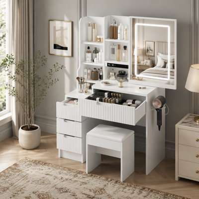 Ce meuble-lavabo moderne comprend 3 modes d'éclairage à DEL à luminosité réglable, 4 tiroirs et plusieurs tablettes de rangement ouvertes, un porte-sèche-cheveux et une prise de courant, une coiffeuse.