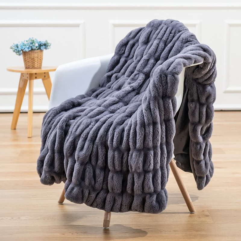 Jeté de lit en fausse fourrure, gris