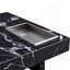 Table basse moderne et pratique avec des motifs noirs, alliant élégance et mode naturelle.