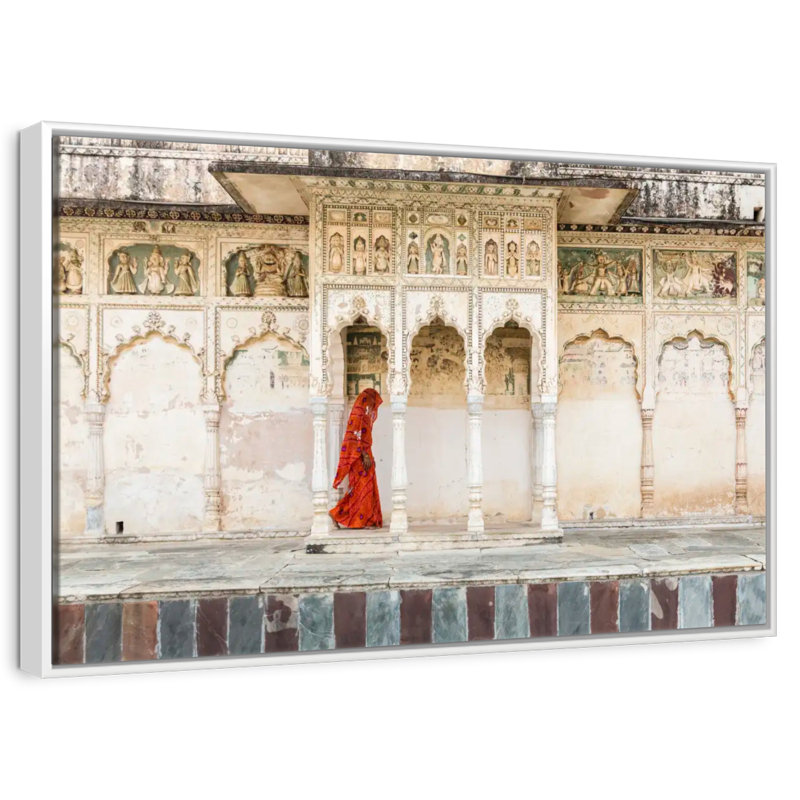 Dame en sari rouge, Cadre flottant blanc, 46 po x 31 po