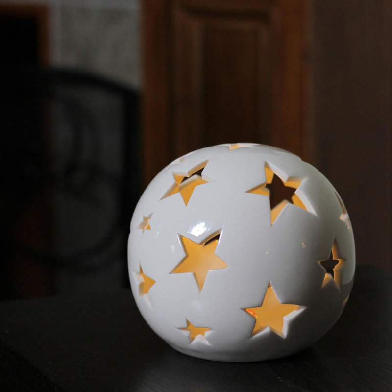 Boule de Noël à DEL 4,75 po à piles avec étoiles blanches