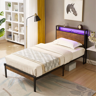 Structure de lit plateforme simple en métal avec tête de lit et pied de lit en bois avec doublure USB, lumières DEL, pas de sommier tapissier, grand rangement sous le lit, assemblage facile