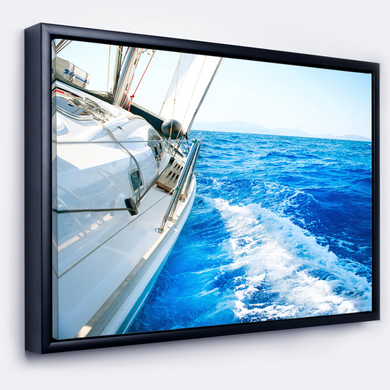 «White Sailing Yacht in Blue Sea», reproduction de photo sur toile tendue, H 30 po x l 40 po x P 1,5 po