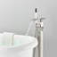 Bec de baignoire au sol avec douchette-104343287