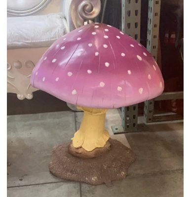 Statue de petit champignon surdimensionné