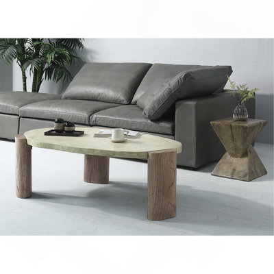 Quantité de table basse avec pieds au fini blanc cassé et chêne.