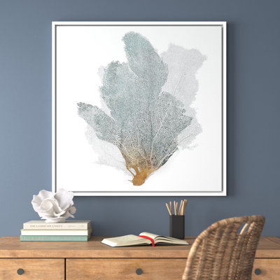 «Delicate Coral II» par Isabelle Z - reproduction d'art sur toile
