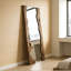 Miroir pleine grandeur de style américain en bois massif rectangulaire dans la chambre à coucher, le hall d'entrée et le salon-940114083