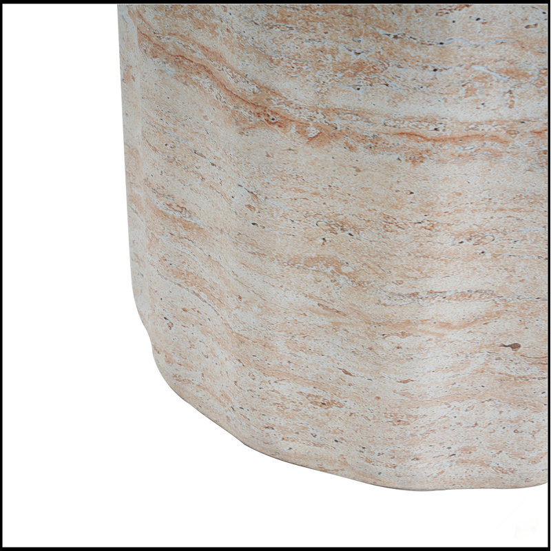 Table d'appoint d'extérieur / d'intérieur en béton léger avec finition en travertin, durable et polyvalente.