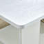 Une table basse blanche moderne et pratique. La table basse à double couche est fabriquée en panneau de fibres à densité moyenne. Convient pour le salon, la chambre à coucher et le bureau.-134310936
