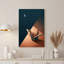 Grue en origami bronze et croissant de lune sur toile bleu foncé-1045874564