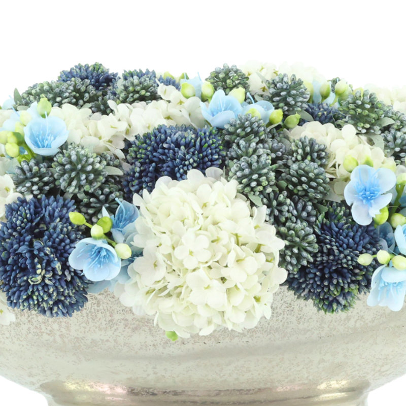Hortensias et orpins disposés dans un vase en métal