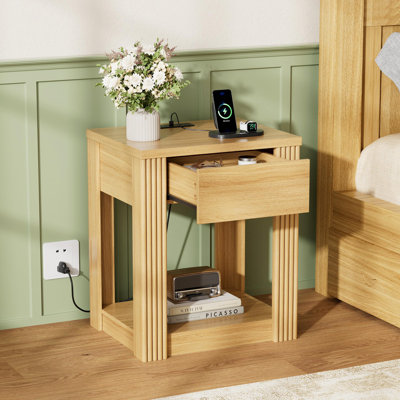 Table de bout cannelée avec station de charge, table d'appoint en bois avec tiroir