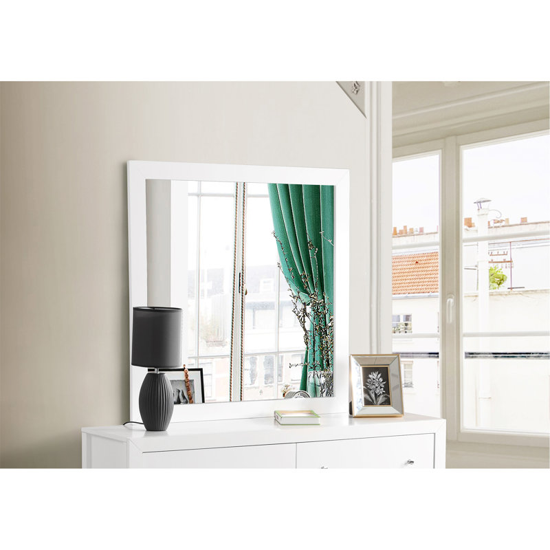 Miroir polyvalent et élégant pour n'importe quelle pièce, rehaussant l'espace et l'apparence.