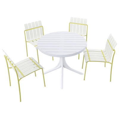 Ensemble de 4 chaises à blocs de couleurs modernes et rayées - Siège en PP imperméable et pieds en métal robustes (blanc et jaune) avec table ronde en PP blanc moderne d'intérieur / extérieur de 36 pouces - Acier, polypropylène