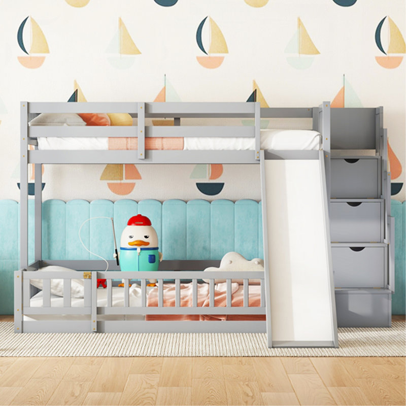 Lit simple superposé au dessus d'un lit double avec glissade, escalier de rangement, lit superposé en bois de pin massif avec garde-corps de sécurité, gris