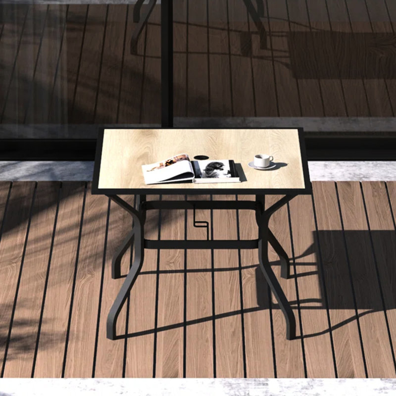 Table de jardin beige avec structure carrée en métal et support pour parasol - Idéale pour le jardin, la cour, la véranda, le balcon ou la terrasse. Finition aspect bois beige.