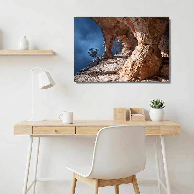 Arches rocheuses en grès beige et arbre solitaire sous un ciel bleu - Tableau sur toile, H 20 po x l 30 po