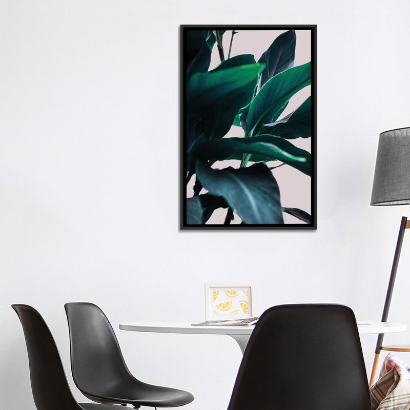 «Leaves IV» par Mareike Böhmer - impression d'art graphique, H 40 po x l 26 po x P 1,5 po, Toile encadrée noire