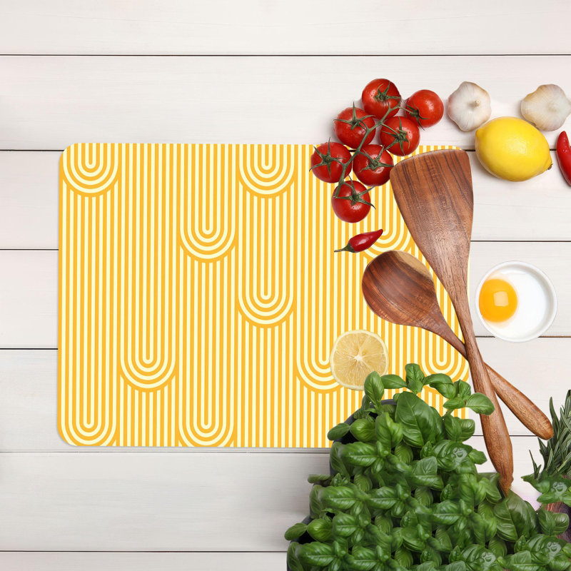 Planche de service moderne en verre jaune avec un design minimaliste, idéale pour le fromage et le service personnalisé