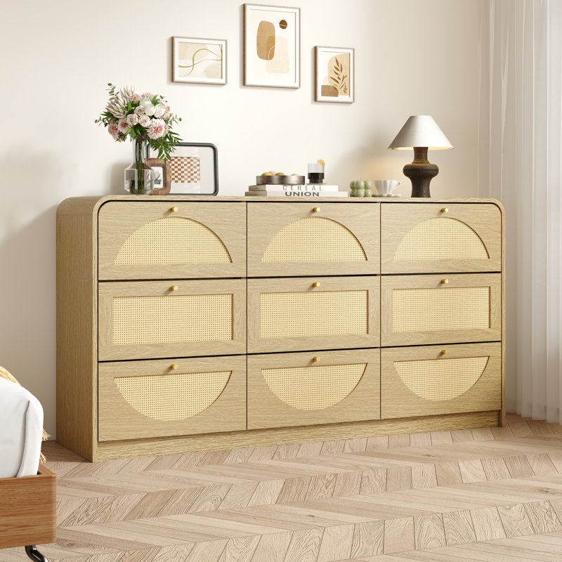 Commode 9 tiroirs à finition naturelle avec façade en rotin, large commode en panneau de particules, armoire de rangement moderne pour le salon de la chambre à coucher, structure robuste et grande capacité