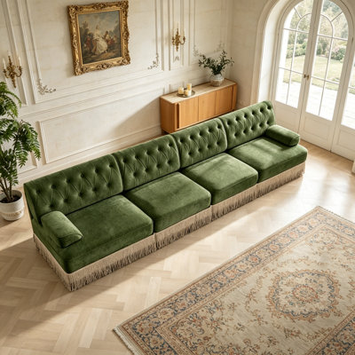 Luxueux canapé de style Chesterfield en velours doux avec capitonnage à boutons, jupe à pampille et conception modulaire pour une détente élégante, vert