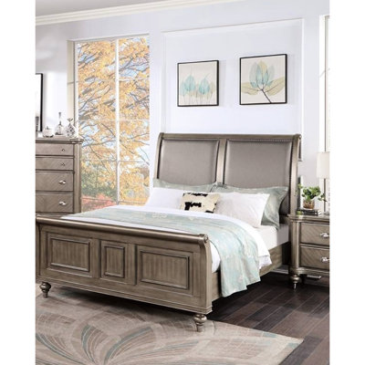 Grand lit avec tête de lit à deux panneaux de luxe moderne en argent antique, faite de pin, de contreplaqué et de tiroirs de rangement rembourrés en similicuir pour une chambre à coucher au fini argent de style confort, en bouleau de pin