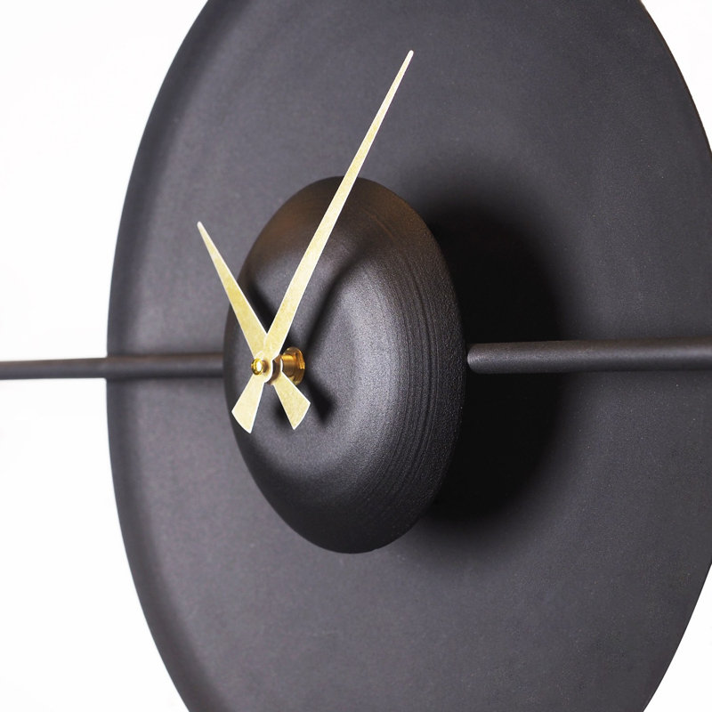 Horloge murale élégante en métal, noire, 14,2 po x 39,0 po | Fabrication 100% acier, épaisseur: 0,04 pouce | Mécanisme silencieux pour des espaces de vie paisibles | Design moderne pour la décoration de la maison ou du bureau