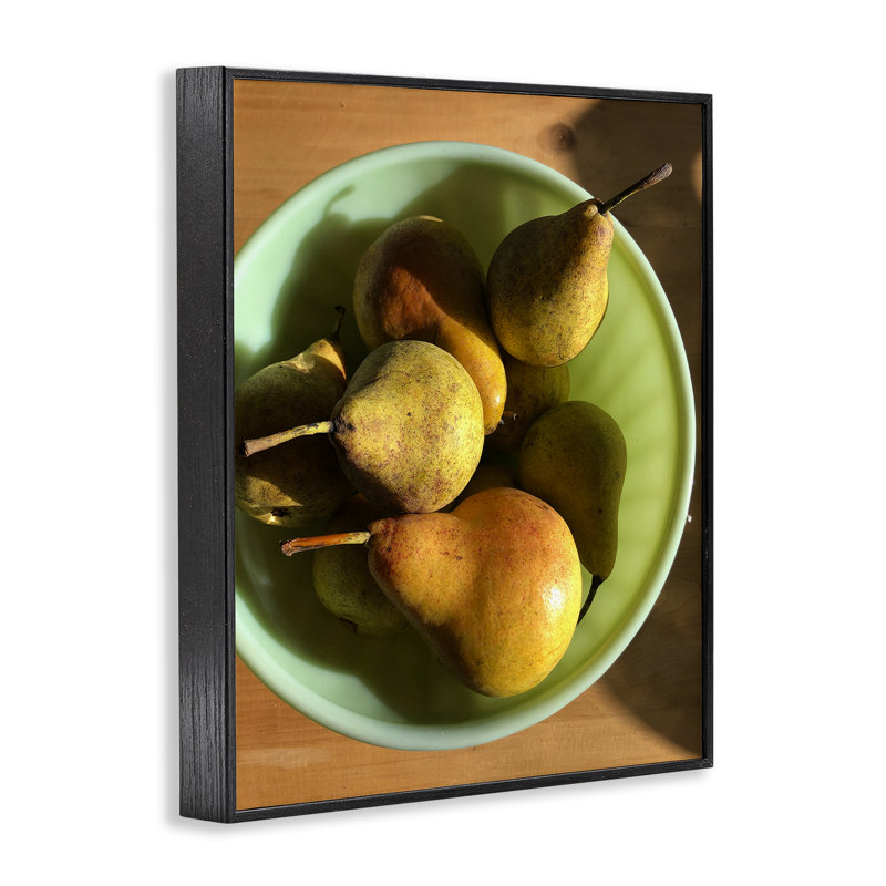«Kitchen Bowl of Pears», estampe numérique par Jennifer Redstreake, Giclée encadrée noir minuit, H 30 po x l 24 po