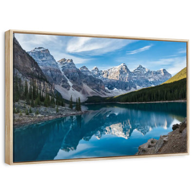 Lac Moraine dans la vallée