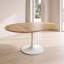 Table de salle à manger extensible ronde-ovale de style moderne du milieu du siècle (147 cm) pour 4 à 6 personnes, avec pied central tulipe en métal, couleur naturelle.-480953942