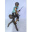 Statue en bronze de garçon de pêche assis sur une bûche d'arbre 50 po x 19 po x H 35 po