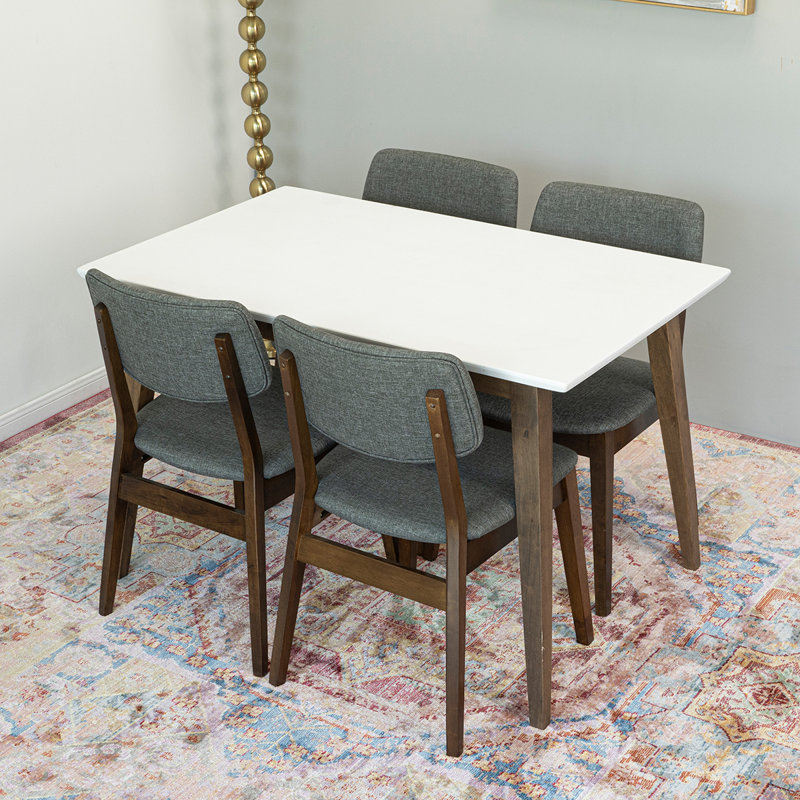 Ensemble repas pour quatre personnes