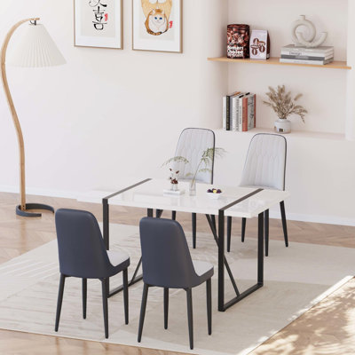 Table de salle à manger industrielle de 4 à 6 personnes de 55 po avec plateau blanc, structure en métal noir et chaises rembourrées douces et épaisses pour la famille
