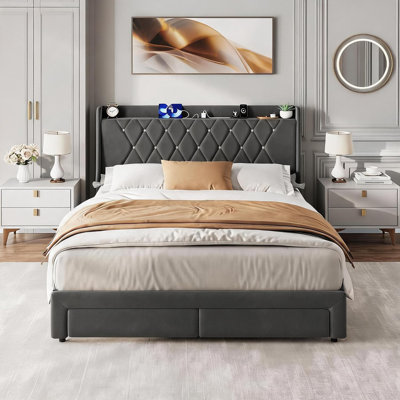 Structure de lit double tapissier pleine grandeur, lit en velours avec tête de lit capitonnée en cristal, station de charge intégrée et deux tiroirs de rangement, conception sans sommier pour une utilisation dans la chambre à coucher, gris