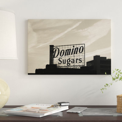 «Low Angle View of Domino Sugar Sign, Inner Harbor, Baltimore, Maryland, USA», reproduction de photo sur toile